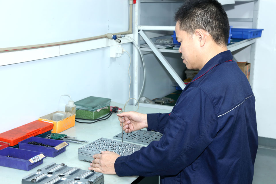 公司实力-装模具